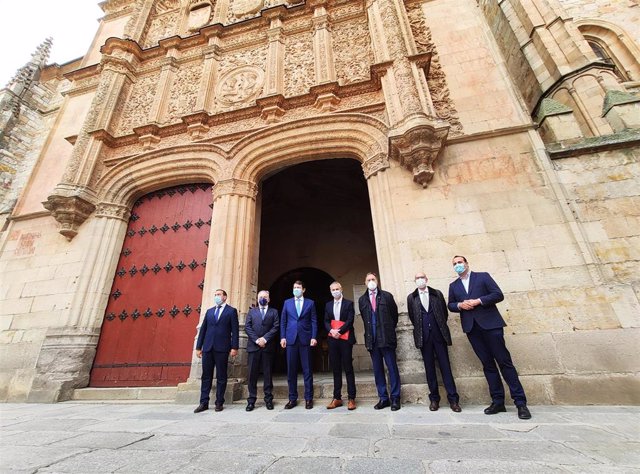 Fernández Mañueco, tercero por la izquierda, junto a autoridades, en la inauguración del XXIII en Salamanca.