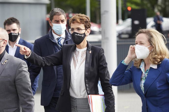 La presidenta del Gobierno de Navarra, María Chivite (i), y la ministra de Asuntos Económicos, Nadia Calviño, en Pamplona.