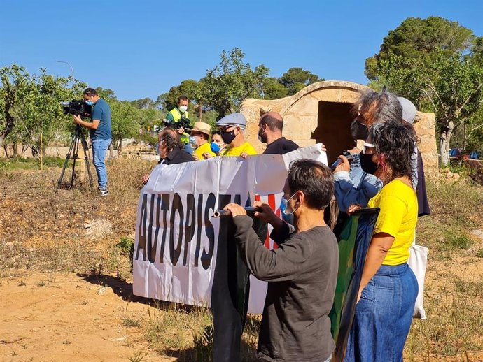 Activistas de la Plataforma Antiautopista protestan en la inauguración del trazado Llucmajor-Campos.