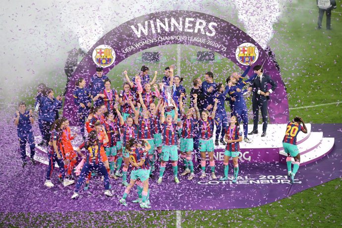16 May 2021, Sweden, Gothenburg: Barcelona players celebrate victory with the championship's trophy after the end of the UEFA Women's Champions League final soccer match between Chelsea and Barcelona at Gamla Ullevi stadium. Photo: Adam Ihse/PA Wire/dpa