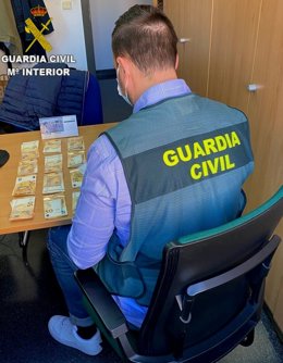 Dinero incautado a la persona detenida por extraer dinero ilegalmente de una cuenta bancaria.