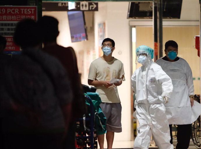 16 May 2021, Taiwan, Taipeh: People line up to receive rapid COVID-19 test at a hospital. Taiwan on Sunday reported 206 locally transmitted coronavirus cases, a jump from Saturday's record daily high since the outbreak of the pandemic. Photo: Daniel Cen