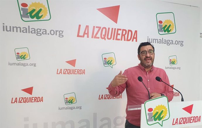 El parlamentario andaluz y coordinador provincial de IU, Guzmán Ahumada, en rueda de prensa en Málaga