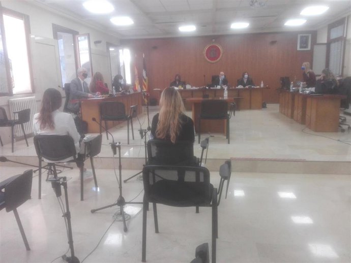 Las acusadas durante el juicio, este lunes, en la Audiencia de Baleares.