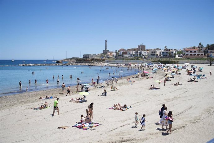 Varias personas en la Playa de Levante, en la Manga del Mar Menor, a 16 de abril de 2021, en Cartagena, Región de Murcia (España). 