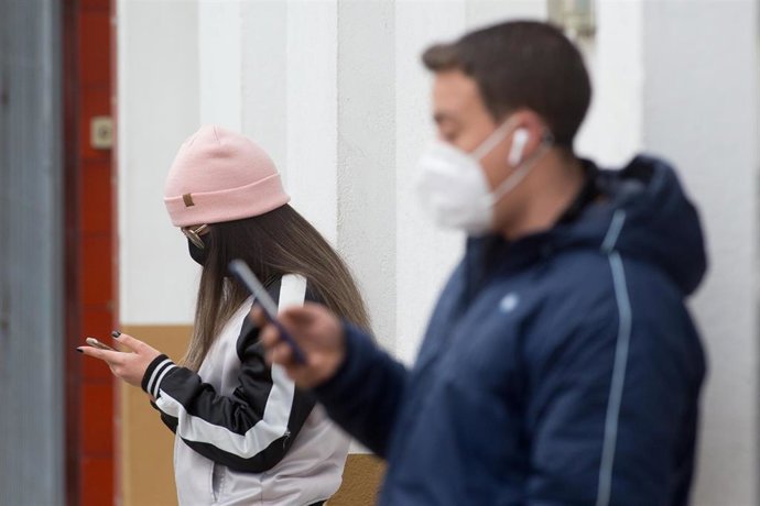 Archivo - Dos jóvenes con su móvil en el municipio de Guitiriz, Galicia (España), a 26 de febrero de 2021. 