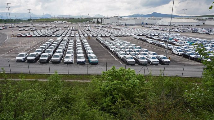 Archivo - Vista de vehículos producidos en la fábrica de Volkswagen Navara