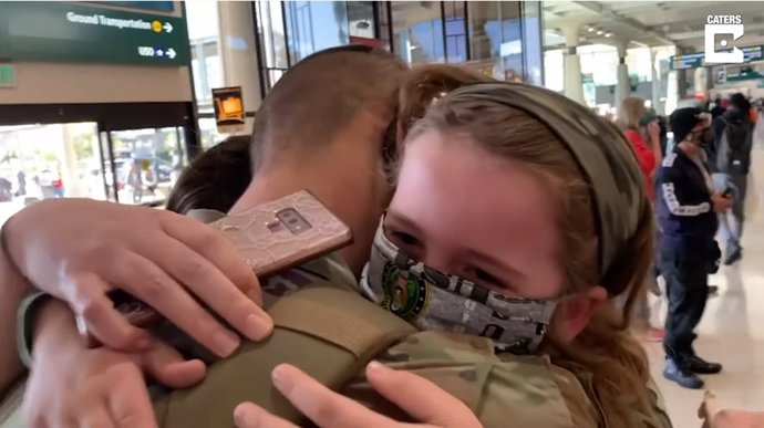 Esta niña de seis años se emociona al ver a su hermano militar, de 19 años, en el aeropuerto
