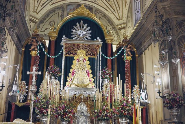 La Virgen del Rocío, engalanada para el comienzo de la novena.