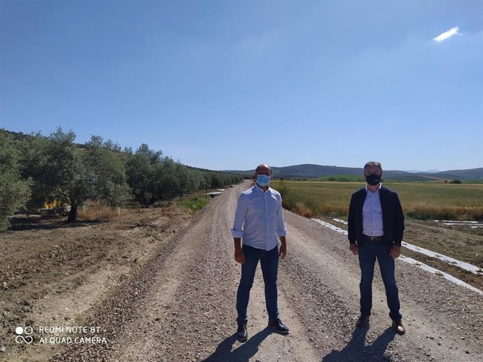 El delegado de Infraestructuras Rurales de la Diputación de Córdoba, Francisco Ángel Sánchez (dcha.), y el alcalde de Montalbán, Miguel Ruz.