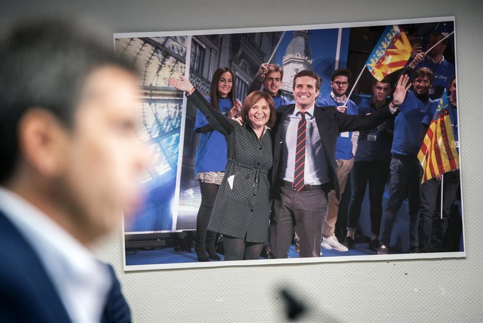 Una fotografía del presidente del PP junto a la actual presidenta del PPCV