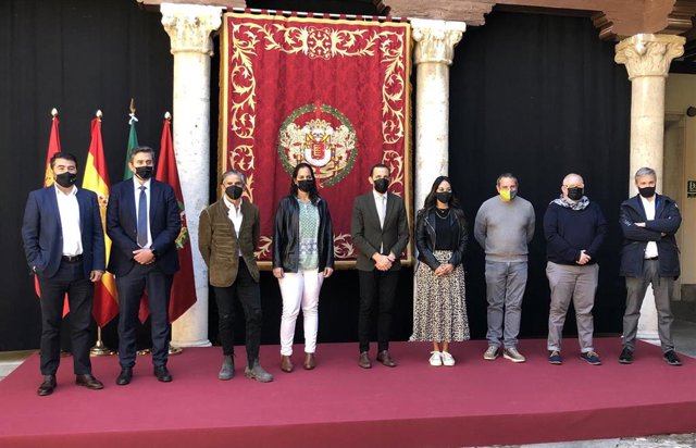 Conrado Íscar, en el centro, posa junto a la delegación mexicana de agencias de viaje en el patio del Palacio de Pimentel.
