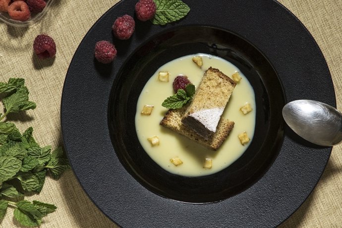 Archivo - Sopa de chocolate blanco con bizcocho de escanda y tartar de manzana (CIFP HOSTELERIA GIJON)