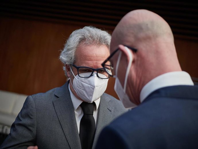 Archivo - El parlamentario de Navarra Suma Carlos Pérez-Nievas, en el Parlamento de Navarra.