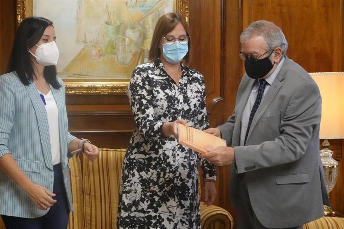 La vicepresidenta regional y consejera de Mujer, Isabel Franco, y la directora general de Mujer, María José García, entregan a Alberto Castillo, presidente de la Asamblea, la guía profesional de recursos de atención a víctimas de violencia de géne