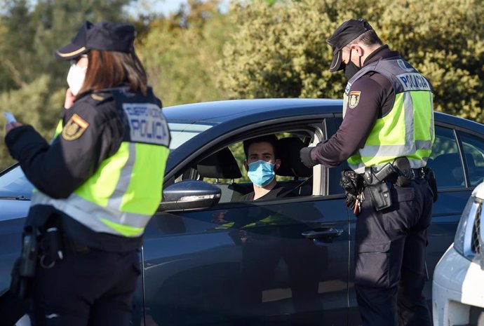 Archivo - Agentes de la Policía Nacional piden documentación a un conductor en un control 