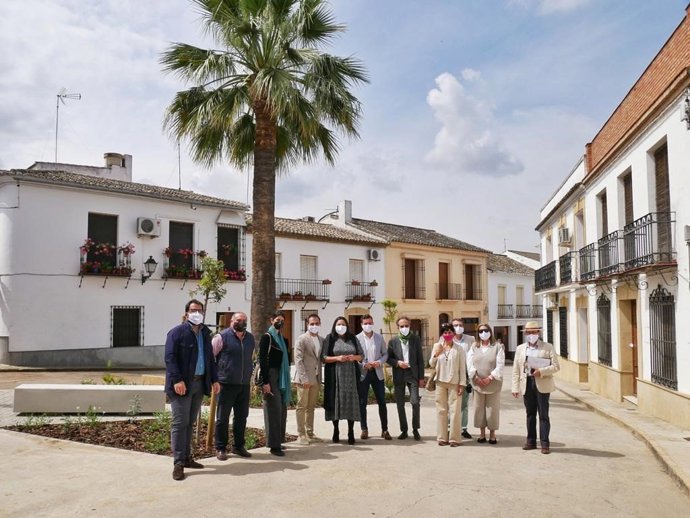 La presidenta de Iprodeco, Dolores Amo (quinta por la izda.), en su visita a Cañete de las Torres.