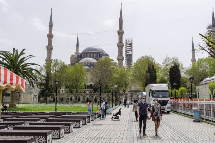 02 May 2021, Turkey, Istanbul: A few people are wade through the streets near the historical Sultanahmet district on the 3rd day of curfew that has been imposed to curb the spreading of coronavirus. Photo: Tolga Ildun/ZUMA Wire/dpa