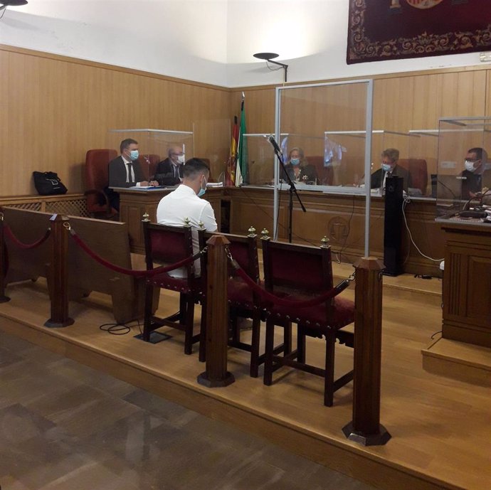 Primera sesión del juicio en la Audiencia de Granada contra el acusado de intentar asesinar a su expareja de más de 15 puñaladas