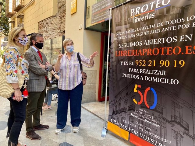 Visita de los dirigentes del PP Carolina España y Víctor González a la librería Proteo de Málaga, afectada por un incendio