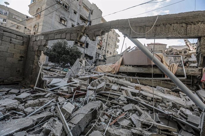17 May 2021, Palestinian Territories, Gaza City: A general view of a collapsed apartment building after it was targeted by an Israeli airstrike early this morning, amid the escalating flare-up of Israeli-Palestinian violence. Photo: Mohammed Talatene/dpa