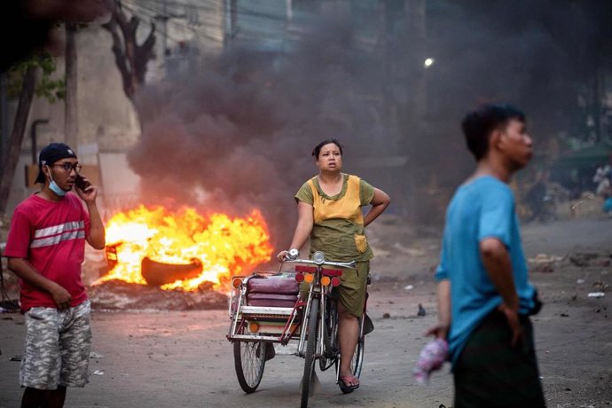 Archivo - Manifestaciones en Rangún contra la junta militar