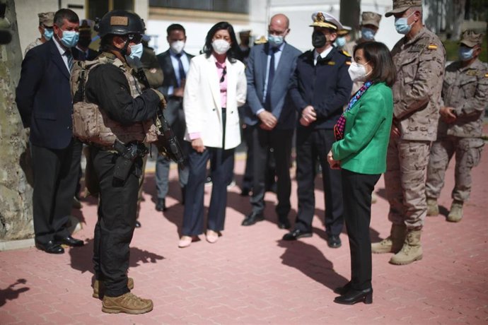La ministra de Defensa, Margarita Robles, y la secretaria de Estado, Esperanza Casteleiro, durante su visita a la Agrupación de Infantería de Madrid (AGRUMAD)