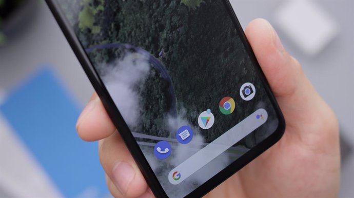 Imagen de la interfaz de un móvil Android con el Teléfono de Google, Mensajes, Play Store, Google Chrome, Cámara y el buscador de Google