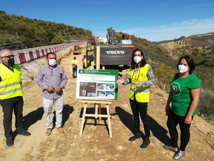 Susana Cayuelas, junto a la alcaldesa de Algámitas, visita la obra en la A-406