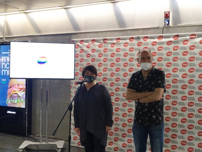 La presidenta de TMB y concejal de Movilidad del Ayuntamiento de Barcelona, Rosa Alarcón, y el presidente del Observatorio contra la Homofobia, Eugeni Rodríguez, este lunes en rueda de prensa