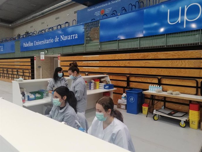 Personal sanitario en las instalaciones de vacunación en la UPNA