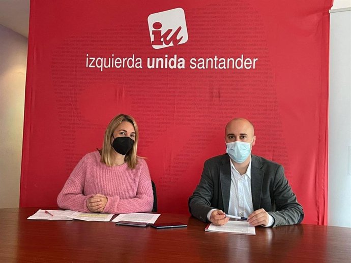 El coordinador general de IU Cantabria, Israel Ruiz Salmón, y la presidenta de AEBE Cantabria, Vanessa Monar