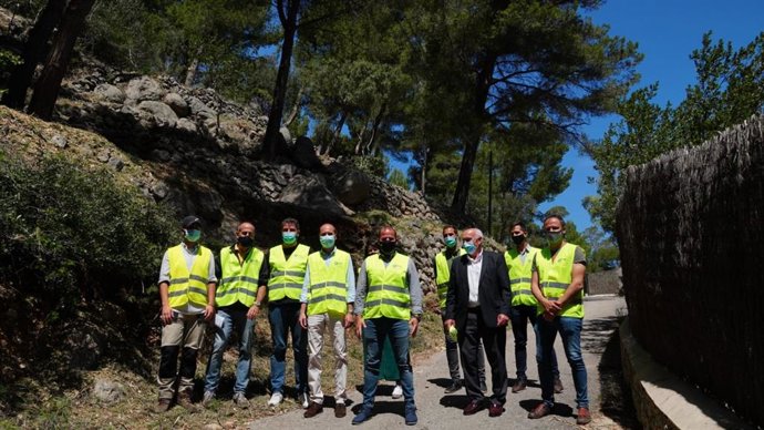 El conseller de Medio Ambiente y Territorio, Miquel Mir, y el delegado regional de Red Eléctrica de España (REE), Eduardo Maynau, el alcalde de Dei, Lluís Apesteguia, y el alcalde de Valldemossa, Nadal Torres, este lunes.