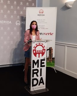 La delegada de Turismo de Mérida, Pilar Amor, en rueda de prensa sobre la participación de la capital extremeña en Fitur 2021