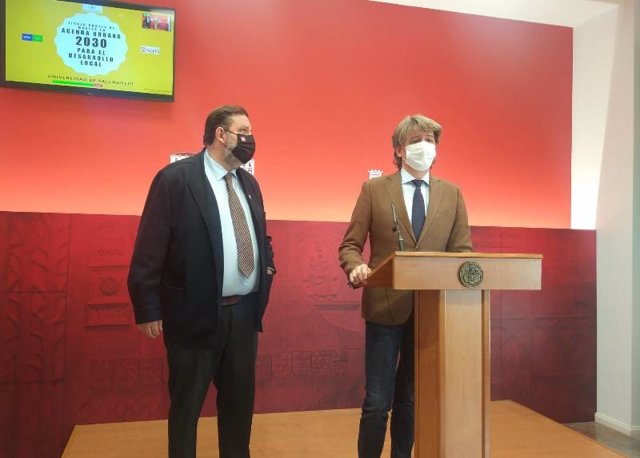 José Luiz Ruiz Zapatero (izda) y Carlos Martínez presentan la Cátedra y el máster de la Agenda 2030