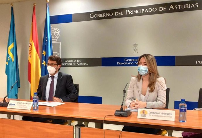 El consejero de Industria, Empleo y Promoción Económica, Enrique Fernández, junto a la secretaria de Estado de Comercio, Xiana Méndez.