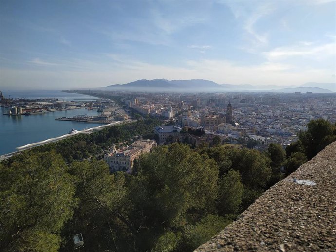 Vista de Málaga desde el castillo de Gibralfaro con la catedral, el museo de Málaga, el Ayuntamiento y el puerto de fondo