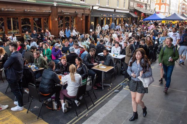 Relajación de las restricciones impuestas por la pandemia de COVID-19 en Londres, la capital de Reino Unido. 