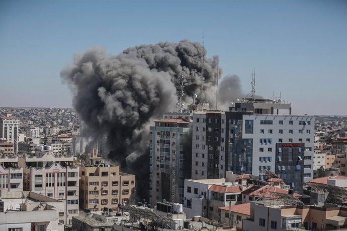 Bombardeo de la Torre Al Yalaa, sede de la delegación de AP y Al Yazira en Ciudad de Gaza