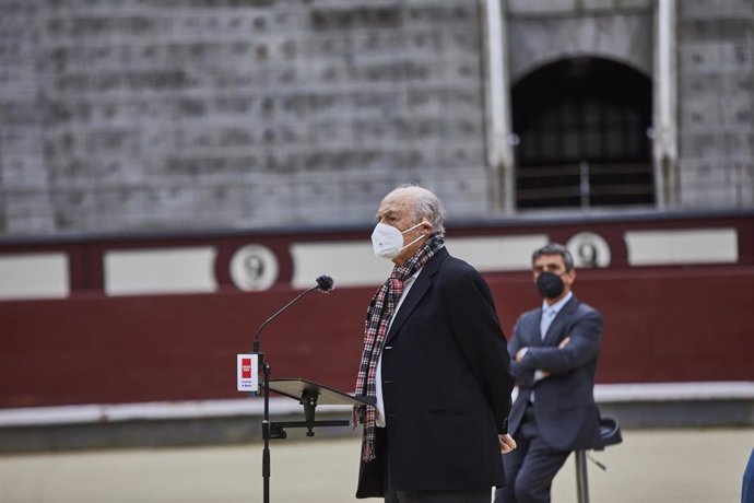 Archivo - El pintor sevillano Luis Gordillo que ha realizado el mural en homenaje a Víctor Barrios interviene en la plaza de toros de Las Ventas, a 8 de abril e 2021, en Madrid (España). El mural conmemorativo ha sido realizado por el pintor en homenaje