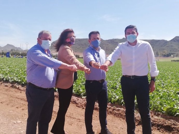 Los consejeros andaluza y murciano junto a empresarios agrícolas en Pulpí (Almería)