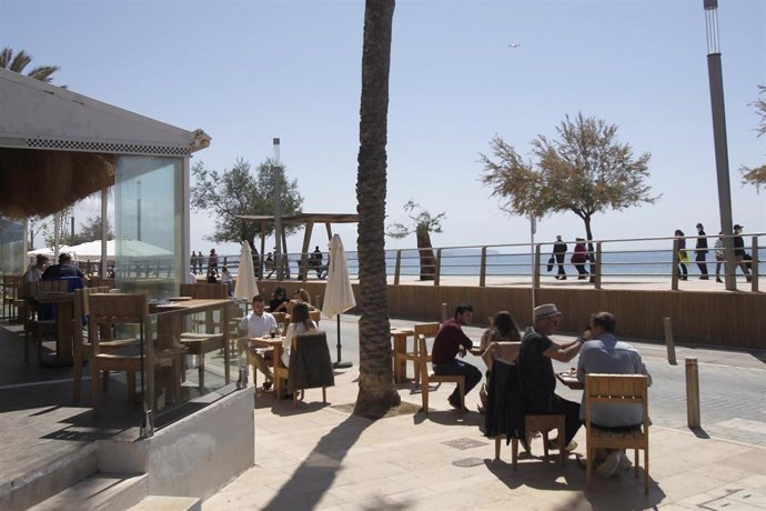 Archivo - Varias personas en la terraza de un bar, a 11 de abril de 2021, en Mallorca.
