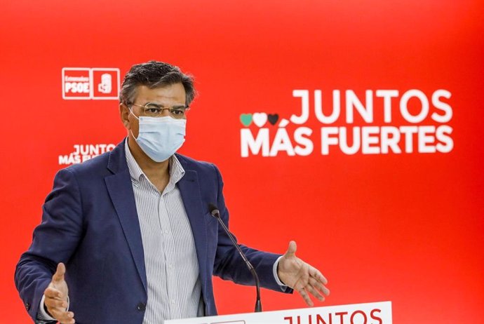 El portavoz del PSOE de Extremadura, Juan Antonio González, en rueda de prensa en Merida