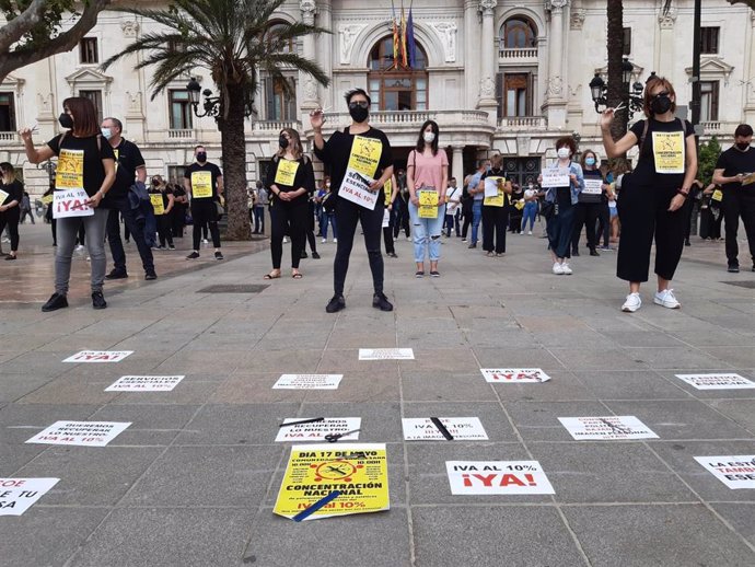 Acto protesta en Valncia por la bajada del IVA en Imagen Personal
