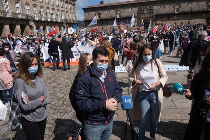 El secretario general de los socialistas gallegos (PSDG), Gonzalo Caballero ofrece declaraciones a los medios durante una concentración en la Plaza del Obradoiro, a 17 de mayo de 2021, en Santiago de Compostela, A Coruña, Galicia (España). Con motivo de