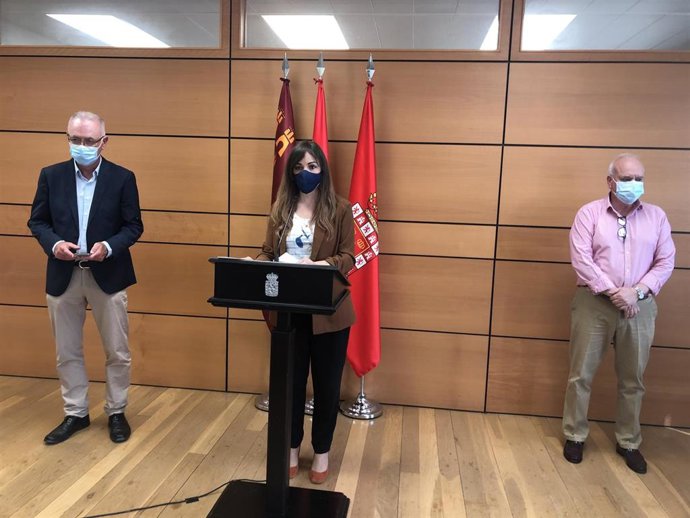 La portavoz del Grupo Municipal Popular en el Ayuntamiento de Murcia, Rebeca Pérez, acompañada por los concejales Antonio Navarro y Eduardo Martínez-Oliva