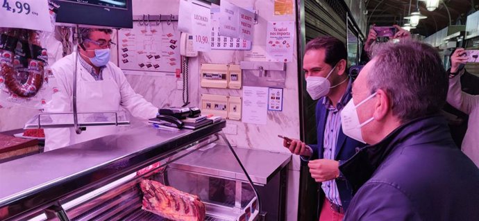 Mario Simón realiza unas compras con la app Cuenta consumo Palencia.