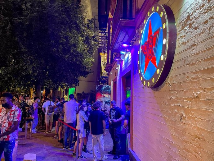 Colas en una discoteca en la Alameda de Hercules