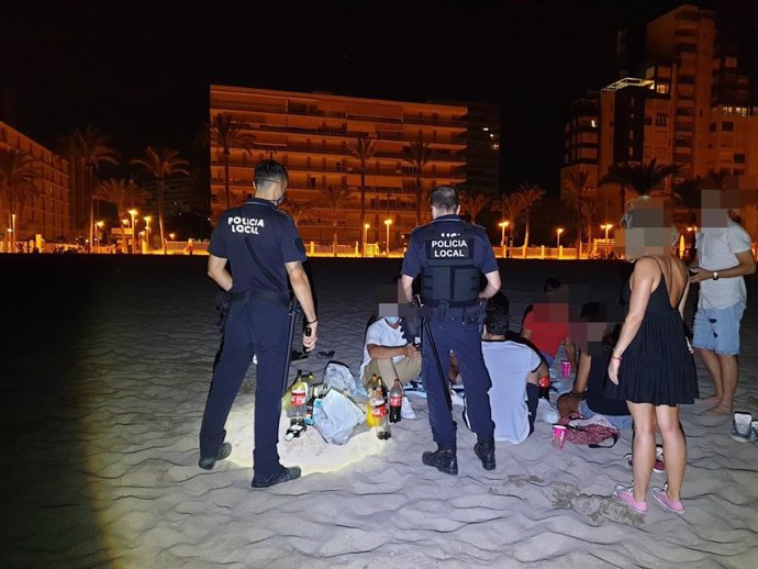 Archivo - Arxiu - La Policia Local intervé en un botelló en la platja d'Alacant 