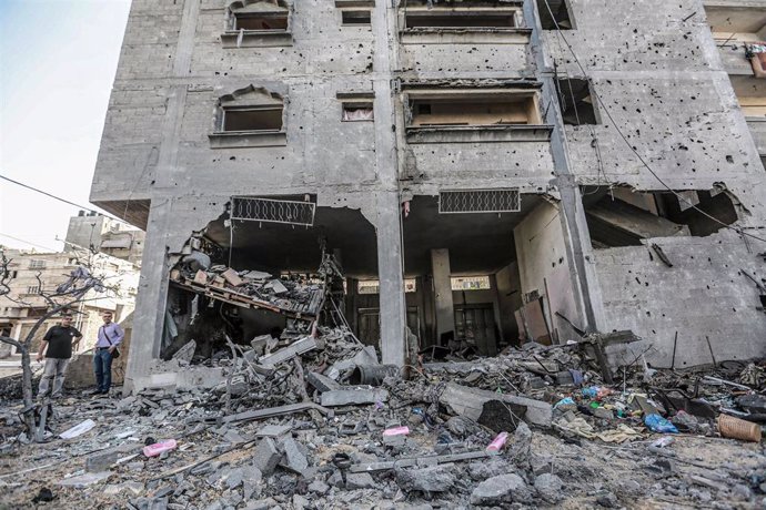 Vista general de un edificio de apartamentos destruido después de que fuera blanco de un ataque aéreo israelí en la mañana de este lunes, en medio de la escalada de violencia israelí-palestina, en Gaza